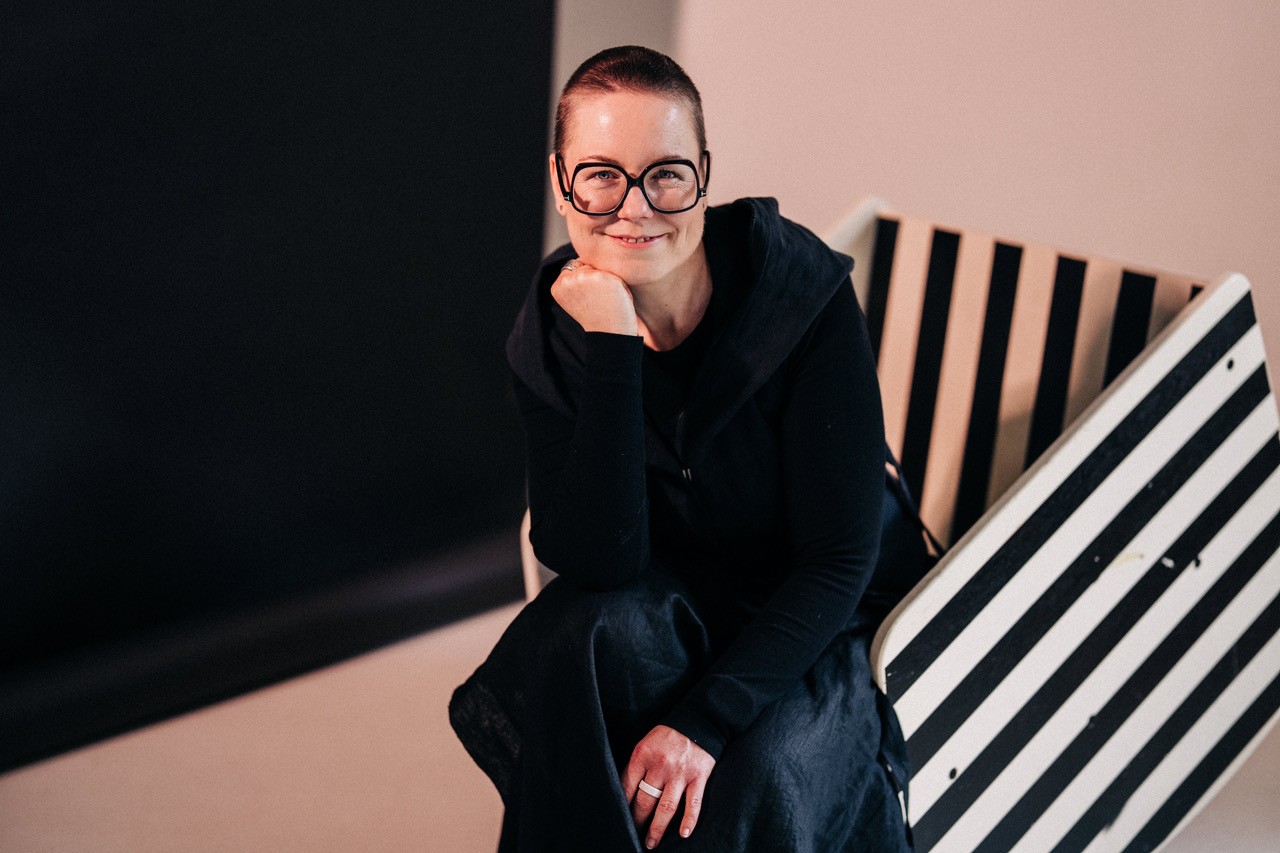 Sandra Walzer auf Couch